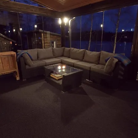 Aurora Lakeside Villa With Hot Tub, Near Rovaniemi, 4 Bedrooms, Sleeps 9 Villa *