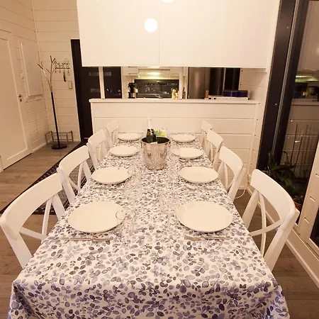 Villa Aurora Lakeside Villa With Hot Tub, Near Rovaniemi, 4 Bedrooms, Sleeps 9 *